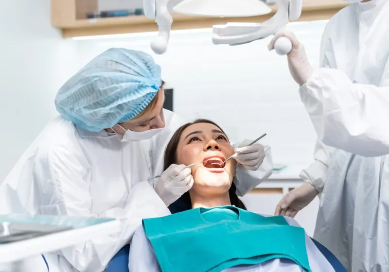 Dentista examinando os dentes de uma paciente na clínica
